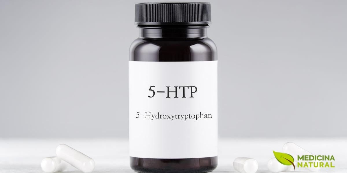 Frasco de suplemento de 5-HTP (5-Hidroxitriptofano), o precursor direto da serotonina extraído das sementes da planta africana Griffonia simplicifolia. Este composto natural atua como um atalho bioquímico, permitindo que o corpo produza mais facilmente o neurotransmissor responsável pelo bem-estar e equilíbrio emocional. Estudos demonstram que o 5-HTP pode ser tão eficaz quanto alguns antidepressivos convencionais, oferecendo uma alternativa natural para quem busca apoio no tratamento da depressão, sempre com orientação profissional adequada.