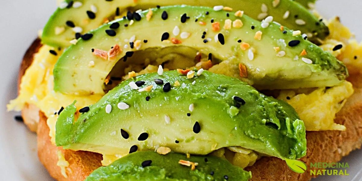 Além de delicioso, o abacate é uma fonte de fibras que contribuem para o bom funcionamento do intestino e para a diminuição da absorção de gorduras. Experimente adicioná-lo em saladas ou como acompanhamento de pratos principais.