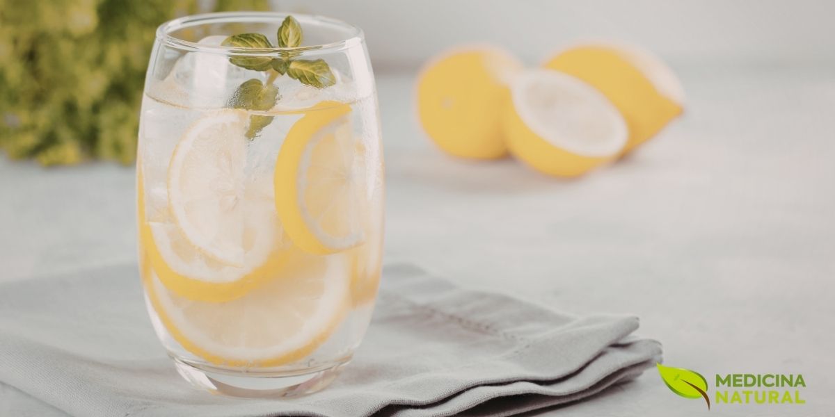 A hidratação é a principal arma na prevenção de pedras nos rins. Beber bastante água dilui a urina, enquanto o citrato presente no limão ajuda a inibir a formação de cristais de cálcio. Esta combinação simples e poderosa é uma estratégia natural e eficaz para manter os rins saudáveis e livres de cálculos.