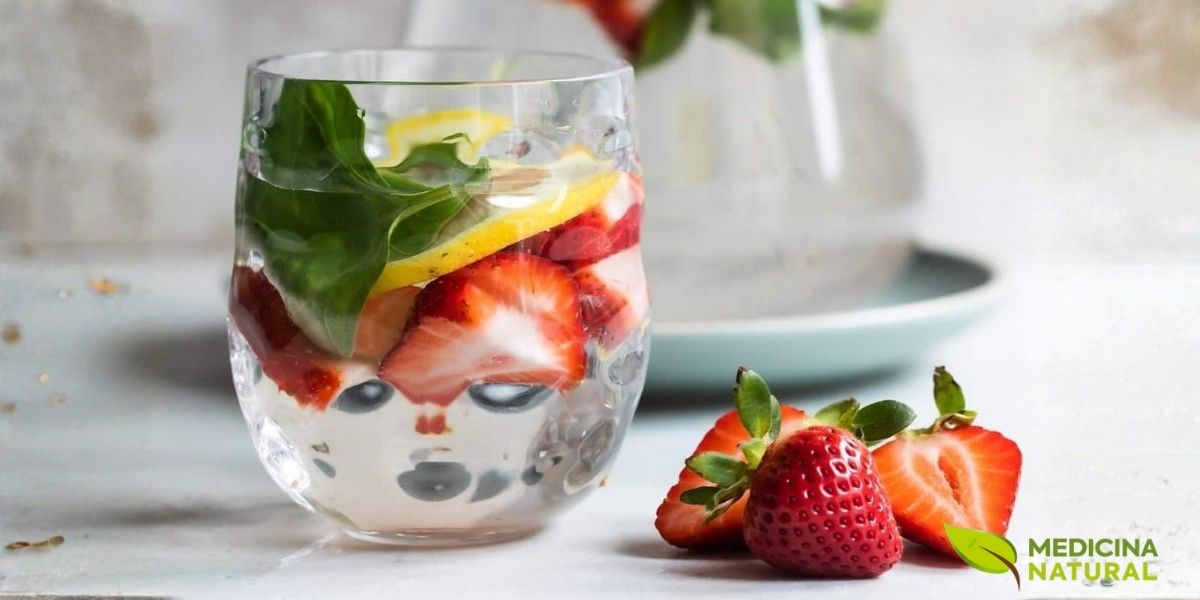 Águas saborizadas naturalmente com combinações de frutas frescas e ervas aromáticas. Essas bebidas tornam a hidratação mais atraente e prazerosa, adicionando antioxidantes naturais sem açúcar adicionado. Experimente limão com hortelã, morango com manjericão ou pepino com gengibre.