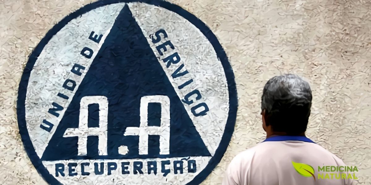 Alcoólicos Anônimos (AA) é uma irmandade mundial de ajuda mútua fundada em 1935, sendo o maior e mais antigo grupo de apoio para pessoas em recuperação do alcoolismo. O programa dos 12 passos do AA baseia-se em princípios espirituais, compartilhamento de experiências e apoio mútuo entre membros. As reuniões são gratuitas, anônimas e abertas a qualquer pessoa que deseje parar de beber. O AA não está vinculado a nenhuma religião, política ou instituição, mantendo-se independente. Estudos mostram que a participação regular em grupos de apoio como o AA aumenta significativamente as taxas de sucesso na recuperação do alcoolismo, especialmente quando combinado com tratamentos naturais e terapias complementares.