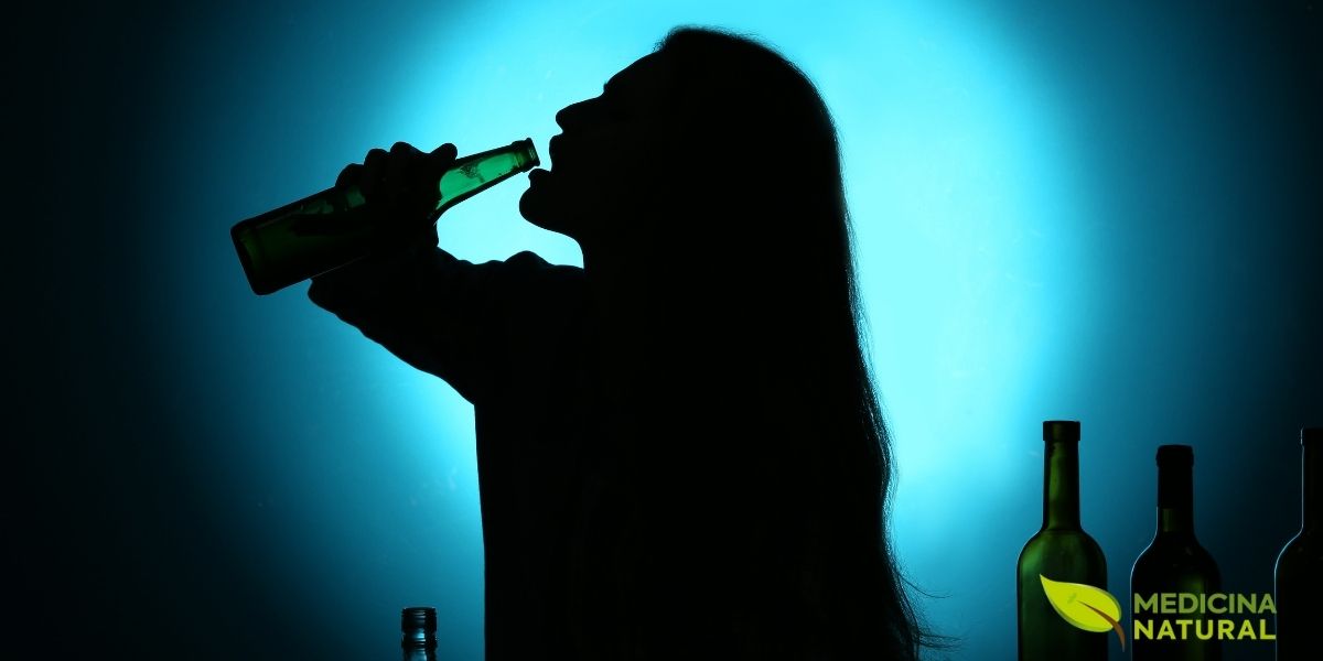 O alcoolismo entre mulheres é uma questão de saúde pública crescente e frequentemente subdiagnosticada. As mulheres metabolizam o álcool de forma diferente dos homens, tornando-se mais vulneráveis aos seus efeitos tóxicos mesmo com menor consumo. Fatores como estresse, depressão, ansiedade, traumas e pressões sociais contribuem para o desenvolvimento da dependência alcoólica feminina. Além disso, o alcoolismo em mulheres está associado a riscos específicos como osteoporose, doenças cardíacas, câncer de mama e complicações na gravidez. O tratamento natural para mulheres deve considerar aspectos hormonais, emocionais e sociais específicos do público feminino.