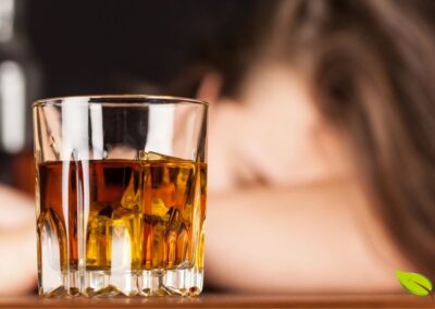 O alcoolismo é uma doença crônica que afeta profundamente a saúde física e mental. Esta imagem representa o sofrimento emocional intenso vivenciado por pessoas que lutam contra a dependência alcoólica. O transtorno do uso de álcool é caracterizado pela perda de controle sobre o consumo, levando a consequências devastadoras nos relacionamentos, trabalho e qualidade de vida. A dependência química altera os circuitos de recompensa do cérebro, criando um ciclo vicioso de compulsão e arrependimento. Buscar tratamento natural e profissional é essencial para romper esse ciclo e recuperar a saúde integral.