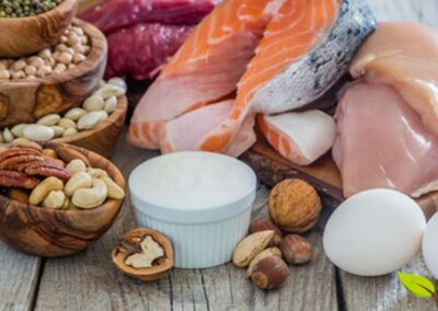 De acordo com a Harvard Health, uma dieta rica em proteínas de alta qualidade, incluindo carnes magras, peixes, ovos, laticínios, leguminosas e nozes, é fundamental para manter a saúde geral e níveis adequados de albumina. Esses alimentos fornecem os blocos de construção essenciais para a síntese proteica contínua realizada pelo fígado. Fonte: Harvard Health.