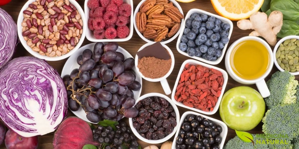 Os antioxidantes desempenham papel crucial na recuperação de pessoas em tratamento para alcoolismo. O consumo crônico de álcool gera estresse oxidativo massivo, produzindo radicais livres que danificam células, DNA e proteínas em todo o organismo. Alimentos ricos em antioxidantes como frutas vermelhas, vegetais verde-escuros, nozes, sementes, chá verde e cacau ajudam a neutralizar esses radicais livres e promover a regeneração celular. Vitaminas C, E, betacaroteno, selênio e compostos fenólicos presentes nesses alimentos são essenciais para reparar os danos oxidativos causados pelo álcool e fortalecer o sistema imunológico durante a recuperação.