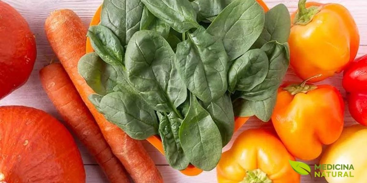 A cor dos alimentos revela sua riqueza nutricional. Vegetais e frutas alaranjados, vermelhos e verdes escuros são sinais visuais de alto teor de carotenoides. Esta variedade colorida não apenas torna os pratos mais atraentes, mas também garante uma ingestão diversificada de nutrientes essenciais para a saúde integral do organismo.