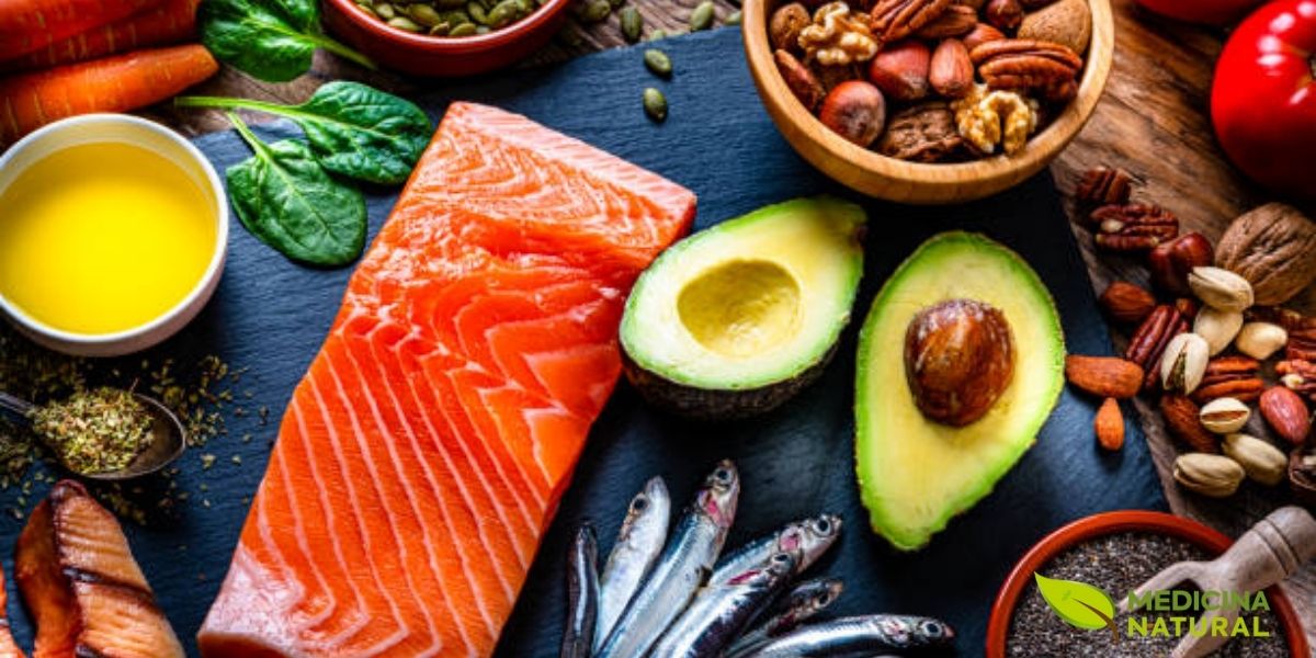 Variedade de alimentos contendo gorduras saturadas e insaturadas dispostos sobre mesa de madeira: salmão fresco, abacate, castanhas, nozes e azeite de oliva. As gorduras insaturadas (ômega 3, 6 e 9) presentes nestes alimentos ajudam a reduzir colesterol LDL, proteger o coração e melhorar função cerebral. Consumir esta diversidade garante perfil lipídico completo para saúde ótima. Variedade de alimentos contendo gorduras saturadas e insaturadas dispostos sobre mesa de madeira: salmão fresco, abacate, castanhas, nozes e azeite de oliva. As gorduras insaturadas (ômega 3, 6 e 9) presentes nestes alimentos ajudam a reduzir colesterol LDL, proteger o coração e melhorar função cerebral. Consumir esta diversidade garante perfil lipídico completo para saúde ótima.