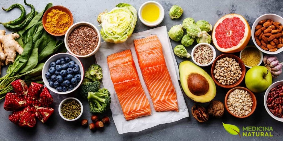 Composição de alimentos nutritivos essenciais para recuperação física e mental do alcoolismo: salmão rico em ômega-3 para reparação neuronal, vegetais verdes folhosos com ácido fólico e vitamina K, frutas vermelhas antioxidantes, nozes e sementes com magnésio e zinco, leguminosas com proteínas e fibras, e grãos integrais com vitaminas do complexo B. O alcoolismo causa deficiências nutricionais graves; a reposição adequada é crucial para regeneração hepática, neurológica e imunológica.