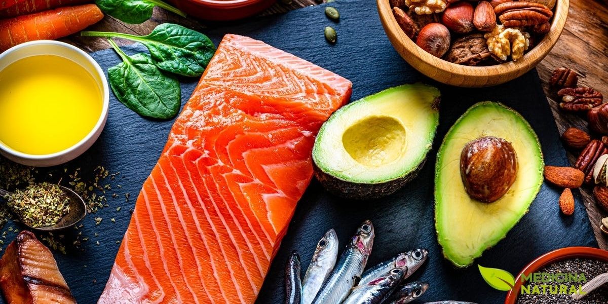 Composição vibrante de alimentos ricos em ômega-3, incluindo filé de salmão fresco, abacate, nozes, sementes de chia, espinafre e azeite de oliva extra virgem. Os ácidos graxos ômega-3 (EPA e DHA) possuem potente ação anti-inflamatória, ajudando a combater a inflamação crônica que pode prejudicar a recuperação muscular e o crescimento. A ingestão de 2 a 3g por dia de ômega-3 também melhora a sensibilidade à insulina, otimizando o transporte de nutrientes para as células musculares. Fonte: Business Insider.