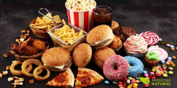 Composição de alimentos processados ricos em gorduras trans e saturadas: biscoitos industrializados, salgadinhos de pacote, fast food (hambúrguer, batatas fritas), donuts e outros produtos ultraprocessados. Segundo a OMS, gorduras trans são responsáveis por 278.000 mortes anuais globalmente, aumentando colesterol LDL, reduzindo HDL e elevando risco cardiovascular em 28%. Estes alimentos devem ser evitados e substituídos por fontes de gorduras insaturadas.