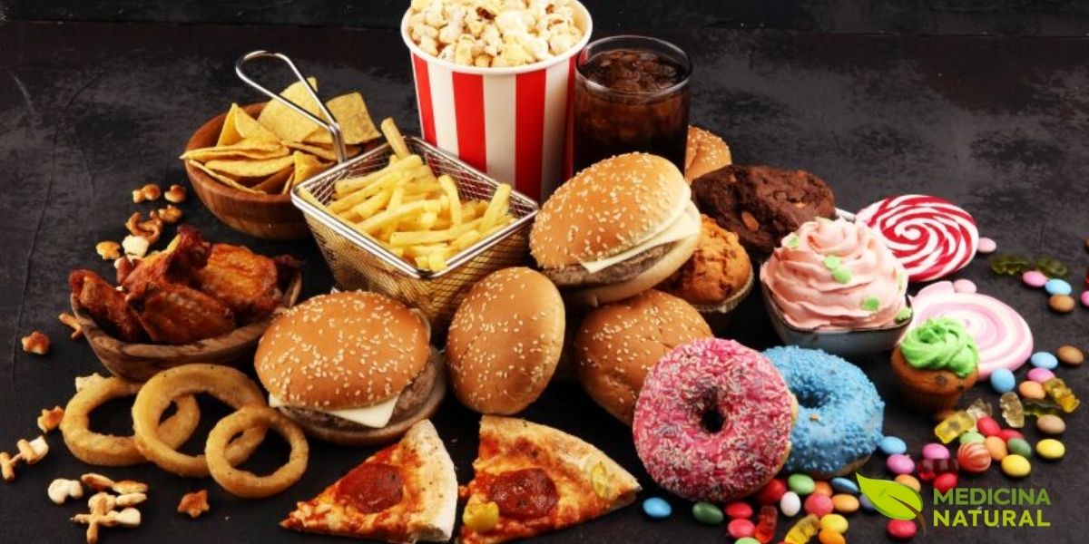 Composição de alimentos processados ricos em gorduras trans e saturadas: biscoitos industrializados, salgadinhos de pacote, fast food (hambúrguer, batatas fritas), donuts e outros produtos ultraprocessados. Segundo a OMS, gorduras trans são responsáveis por 278.000 mortes anuais globalmente, aumentando colesterol LDL, reduzindo HDL e elevando risco cardiovascular em 28%. Estes alimentos devem ser evitados e substituídos por fontes de gorduras insaturadas.