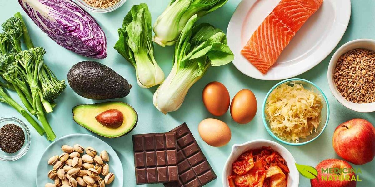 Uma seleção vibrante de alimentos saudáveis, incluindo salmão, abacate, ovos, nozes e uma variedade de vegetais frescos, perfeitos para uma dieta de bloqueio de gordura.