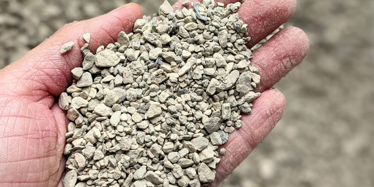 A argila verde em sua forma mais pura, um símbolo do poder de cura da natureza, oferecendo uma solução natural para uma pele equilibrada e radiante.