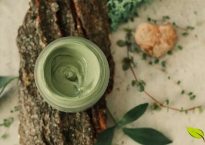 Como ingrediente cosmético, a argila verde francesa é versátil, podendo ser usada em máscaras, sabonetes e outros produtos de beleza.