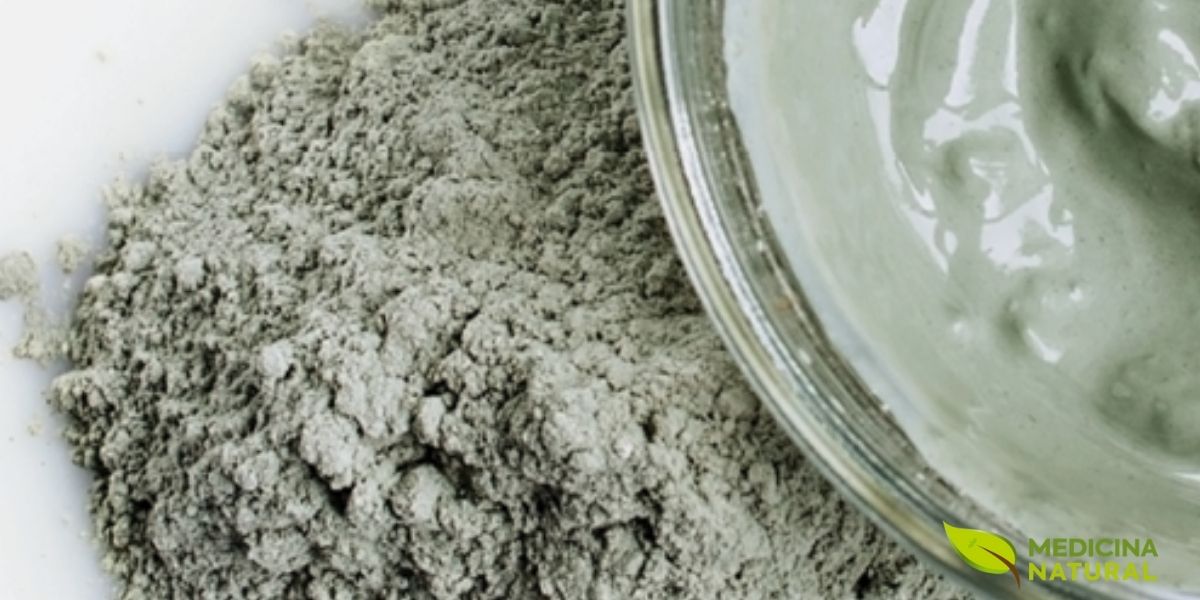 Ideal para pele oleosa, o pó de argila verde francesa ajuda a controlar a produção de sebo, prevenindo o aparecimento de cravos e espinhas.