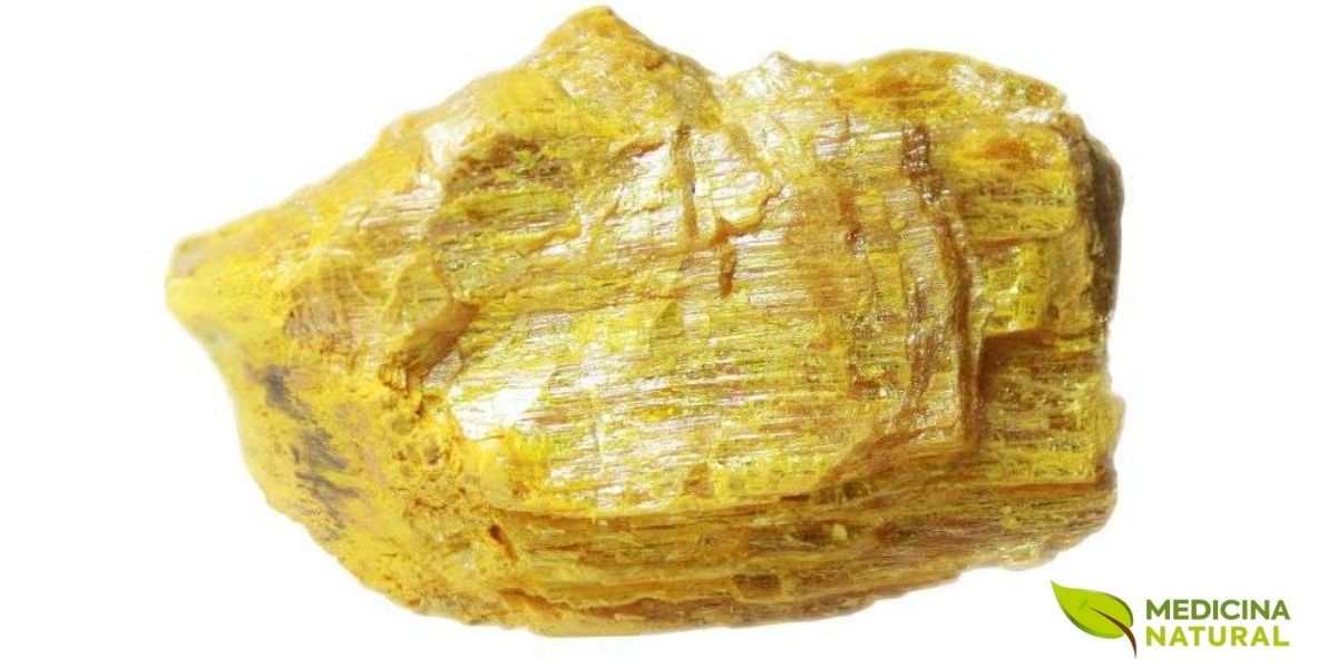 O arsênico mineral em sua forma nativa apresenta coloração amarelada ou acinzentada. Embora tóxico em sua forma bruta, quando preparado homeopaticamente através de sucessivas diluições e dinamizações, torna-se o seguro e eficaz Arsenicum Album.