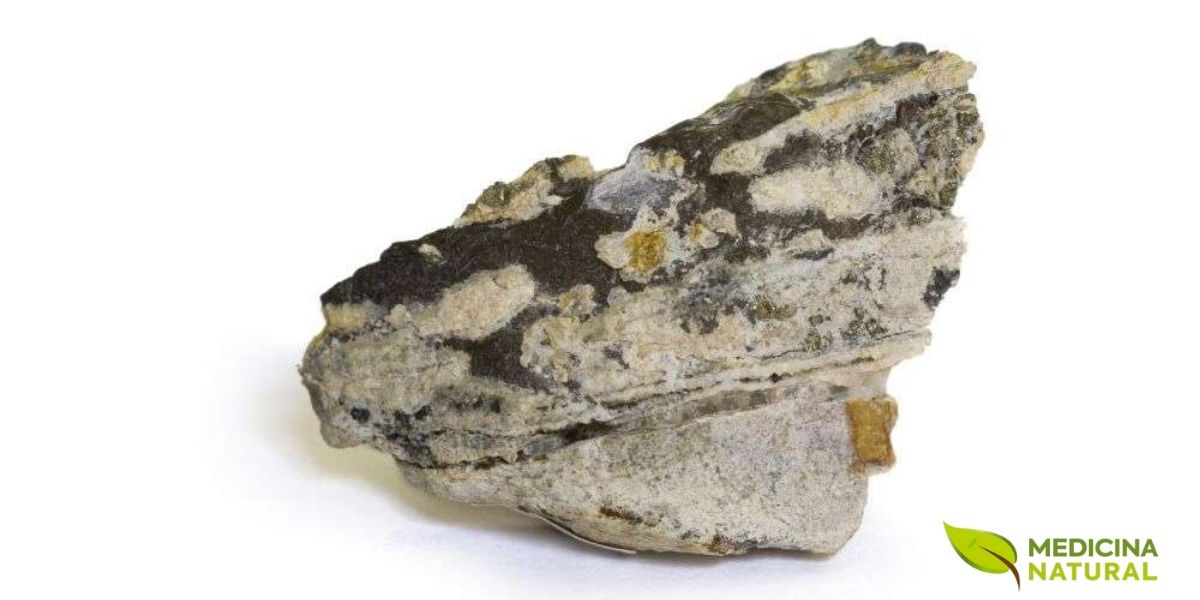 A estrutura cristalina do trióxido de arsênico (As₂O₃) é a base para a preparação do Arsenicum Album. O conhecimento da composição química e propriedades do arsênico ajuda a compreender os sintomas que o remédio homeopático pode tratar segundo o princípio da similitude.