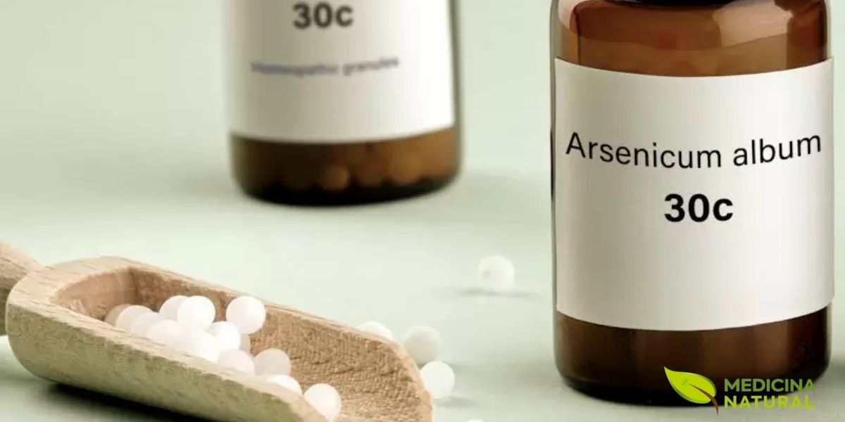 O armazenamento adequado dos glóbulos homeopáticos em frascos de vidro âmbar protege o medicamento da luz e umidade, preservando sua potência terapêutica. A qualidade do recipiente é essencial para manter a eficácia do Arsenicum Album e outros remédios homeopáticos ao longo do tempo.