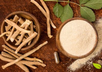 As raízes da Ashwagandha são a principal fonte de seus compostos bioativos. Secas e moídas, elas são transformadas em um pó fino que pode ser consumido em chás, cápsulas ou misturado a alimentos, sendo a forma mais comum de uso para combater o estresse e a ansiedade.