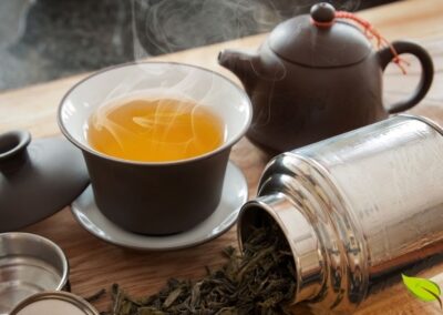 O ritual de servir chá Bancha em um ambiente tradicional japonês reflete a profunda conexão cultural entre o Japão e o chá verde. O Bancha, embora considerado um chá mais simples que o Sencha ou Gyokuro, é profundamente apreciado no Japão por seu sabor suave e acessível. Tradicionalmente servido após as refeições, o Bancha auxilia na digestão e proporciona um momento de pausa e reflexão. A preparação adequada envolve água a cerca de 80°C e tempo de infusão de 30-60 segundos. O resultado é uma bebida leve, refrescante e levemente adocicada, perfeita para consumo diário.