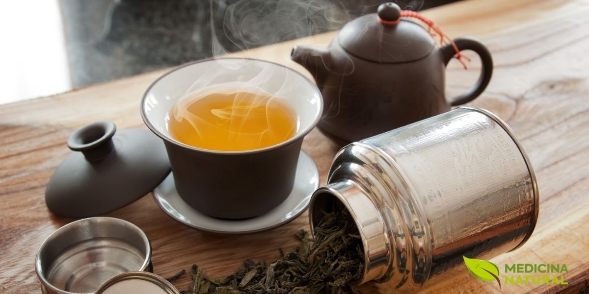 O ritual de servir chá Bancha em um ambiente tradicional japonês reflete a profunda conexão cultural entre o Japão e o chá verde. O Bancha, embora considerado um chá mais simples que o Sencha ou Gyokuro, é profundamente apreciado no Japão por seu sabor suave e acessível. Tradicionalmente servido após as refeições, o Bancha auxilia na digestão e proporciona um momento de pausa e reflexão. A preparação adequada envolve água a cerca de 80°C e tempo de infusão de 30-60 segundos. O resultado é uma bebida leve, refrescante e levemente adocicada, perfeita para consumo diário.