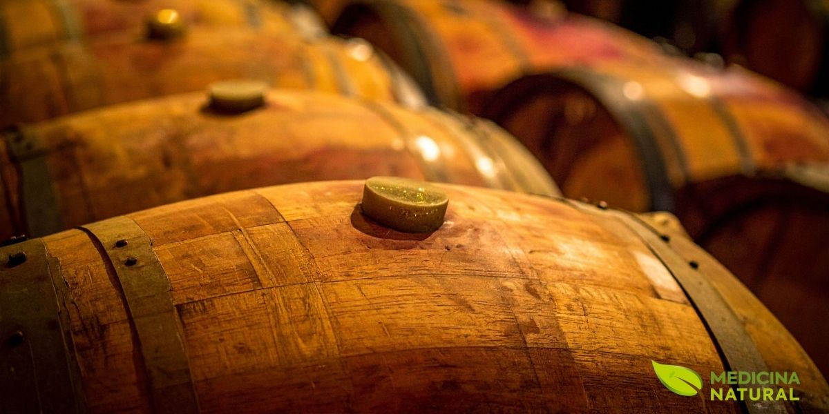 O envelhecimento de vinhos e destilados em barris de carvalho transfere taninos da madeira para a bebida. Esses taninos, chamados de elagitaninos, adicionam complexidade de sabor e aroma, além de contribuírem para a estabilização da cor e a longevidade da bebida.