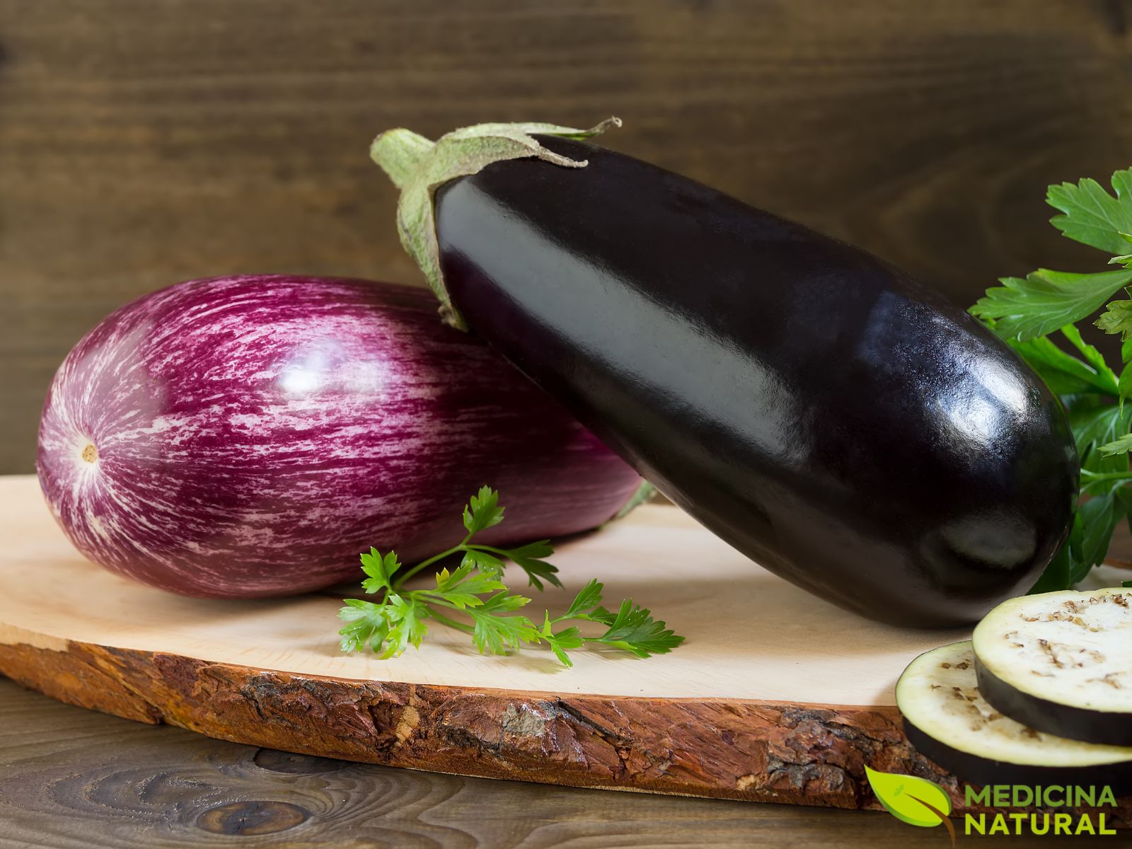 A berinjela (Solanum melongena) é um vegetal rico em nutrientes e compostos bioativos, amplamente reconhecida por seus benefícios à saúde.