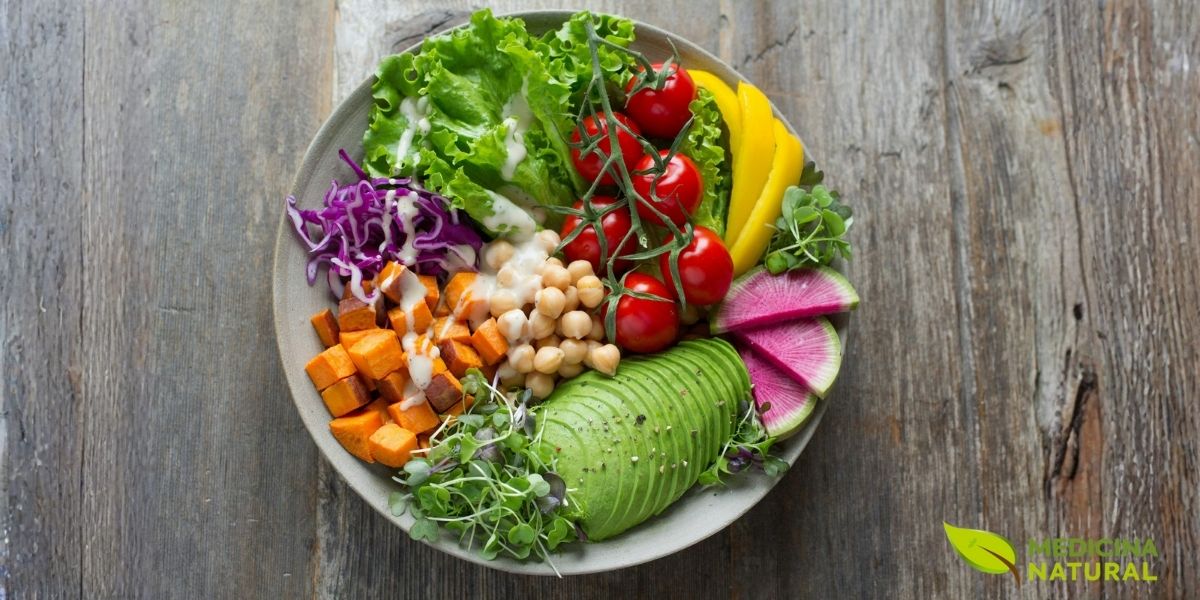 Buffet repleto de opções coloridas de saladas e vegetais frescos. A estratégia inteligente em buffets é começar sempre pelas saladas, que fornecem fibras e promovem saciedade, ajudando a evitar exageros nas opções mais calóricas que virão em seguida.
