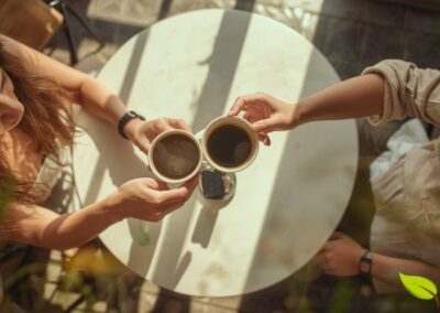 Enquanto o café oferece um impulso de energia rápido e intenso, o chá verde proporciona uma energia mais suave e focada. Ambas as bebidas têm seus méritos: o café para momentos que exigem alerta máximo, e o chá verde para trabalho concentrado e bem-estar a longo prazo.