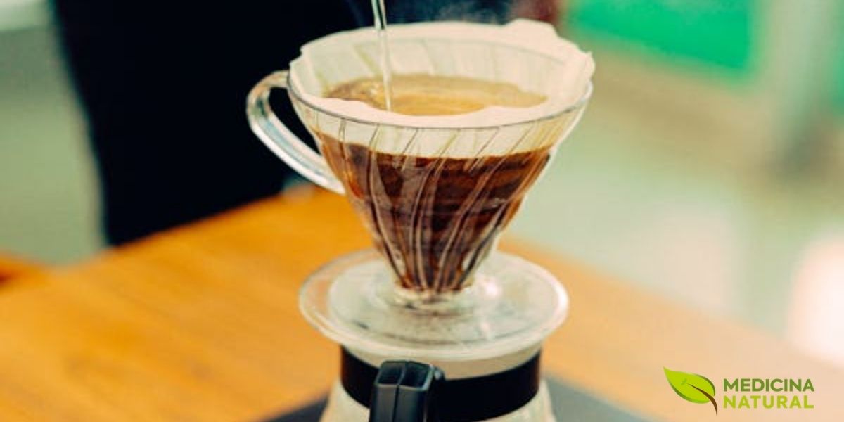 O método V60 de preparo de café permite um controle preciso sobre a extração, resultando em uma bebida limpa e aromática. Este método destaca as notas de sabor específicas dos grãos e pode produzir um café com perfil de acidez equilibrado. A extração lenta preserva mais compostos aromáticos e pode resultar em uma bebida menos amarga.