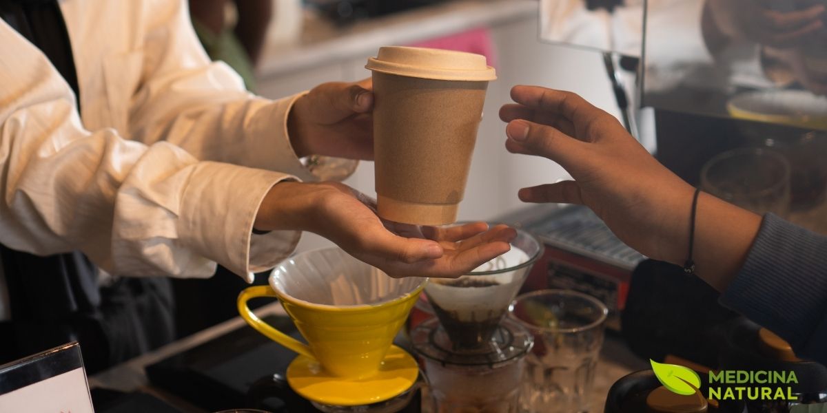 A versatilidade do café permite que seja apreciado quente ou gelado, adaptando-se às preferências e necessidades de cada momento. Ambas as versões oferecem os mesmos benefícios de cafeína e antioxidantes, mas a temperatura pode influenciar a velocidade de absorção e a experiência sensorial. O café gelado é ideal para climas quentes e oferece hidratação adicional.