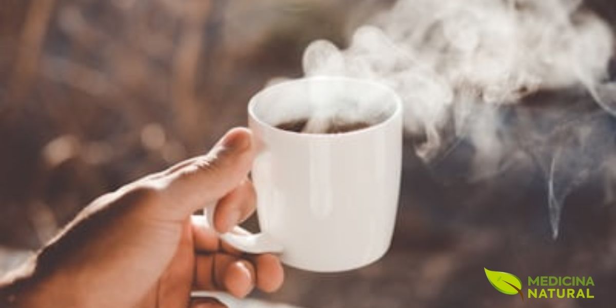 Segurar uma xícara de café quente é um gesto universal de pausa e recarga. O café não é apenas uma fonte de cafeína, mas também um momento de descanso mental e social. No entanto, é importante lembrar que o excesso de café pode levar a ansiedade e dependência. Alternar entre café e chá verde ao longo do dia pode oferecer o melhor dos dois mundos.
