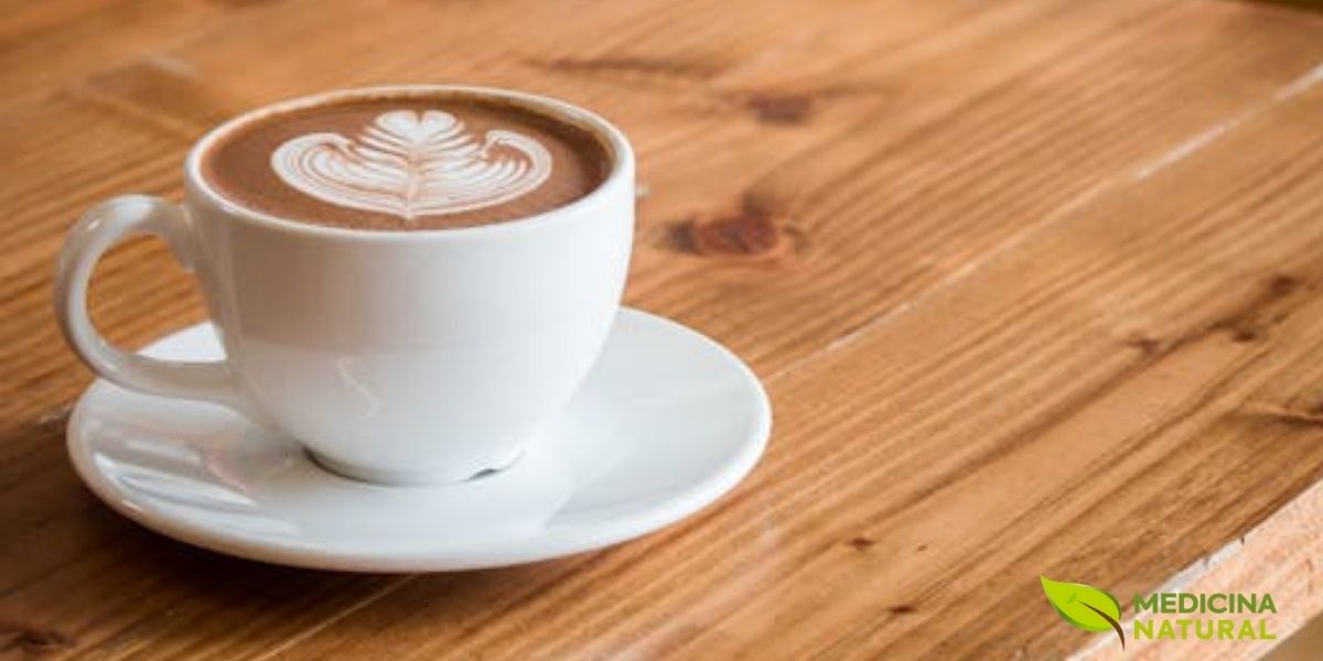 O cappuccino combina espresso, leite vaporizado e espuma, criando uma bebida equilibrada que oferece energia rápida. Com cerca de 63 mg de cafeína por xícara, é uma opção popular para quem busca um impulso matinal. A combinação com leite torna a bebida menos ácida e mais reconfortante para muitas pessoas.