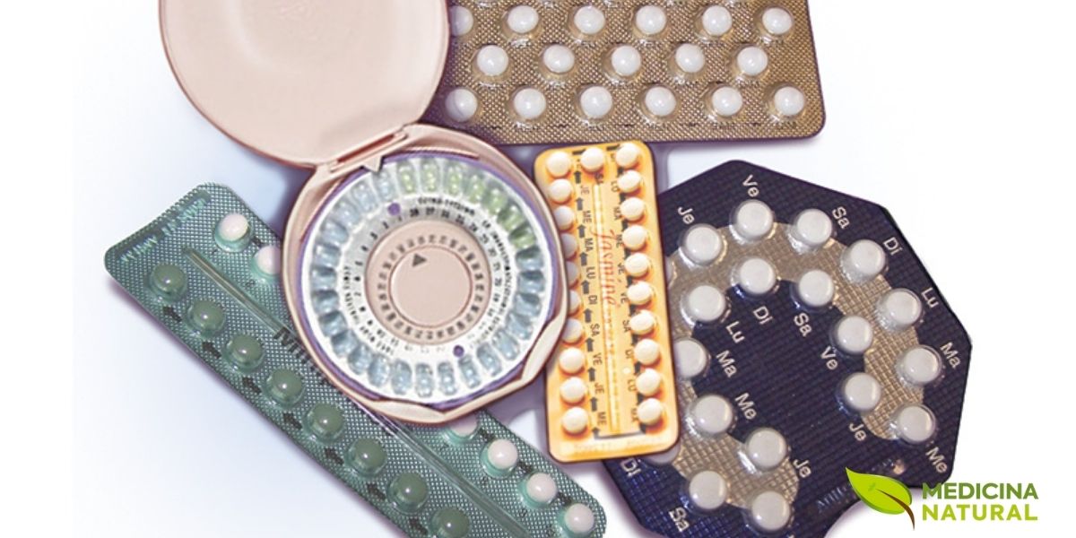 Cartela típica de anticoncepcional oral combinado. O uso diário dessas pílulas suprime a ovulação através de hormônios sintéticos, mas também aumenta a produção de SHBG pelo fígado, proteína que se liga à testosterona livre e reduz sua disponibilidade para as células musculares.