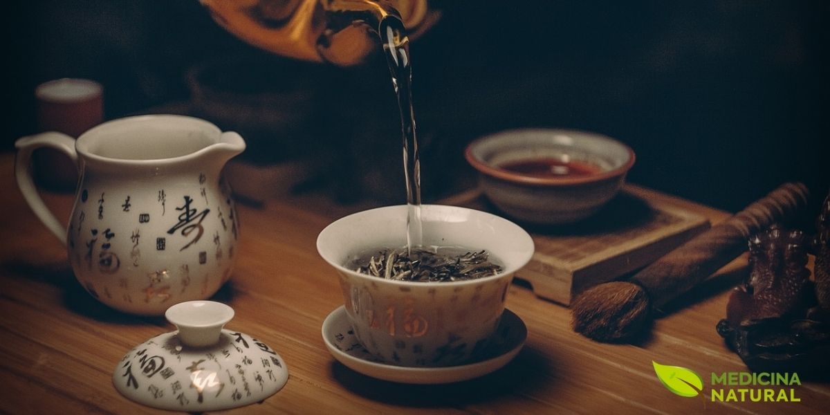 A cerimônia do chá japonesa utiliza utensílios tradicionais como bules de cerâmica e tigelas artesanais. O Bancha é frequentemente servido nesses contextos cotidianos, representando a democratização da cultura do chá no Japão além das cerimônias formais.