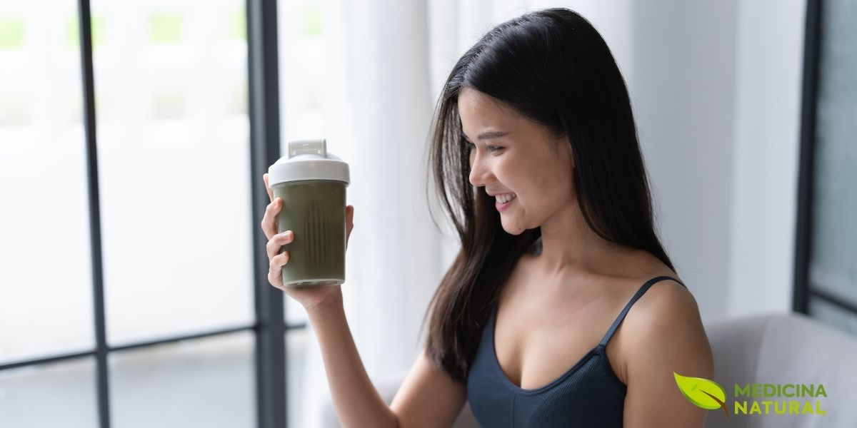 O exercício físico regular combinado com o consumo de chá verde cria uma sinergia poderosa para a saúde metabólica e composição corporal. O chá verde não apenas aumenta a queima de calorias durante o exercício, mas também melhora a recuperação pós-treino através de suas propriedades anti-inflamatórias. As catequinas reduzem o dano muscular induzido pelo exercício e o estresse oxidativo, permitindo treinos mais frequentes e intensos. Estudos mostram que atletas que consomem extrato de chá verde apresentam menor acúmulo de lactato e recuperação mais rápida da função muscular.