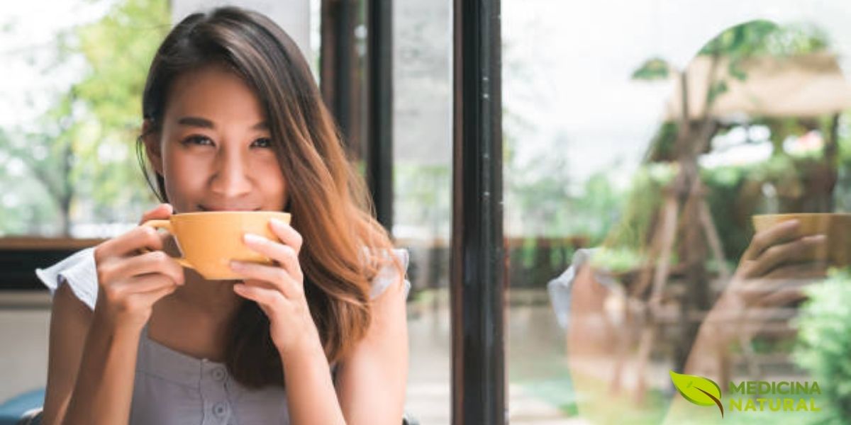 O ato de beber chá verde é, em muitas culturas asiáticas, um momento de pausa e reflexão no dia corrido. Esta prática mindful de apreciar o chá com atenção plena potencializa não apenas os benefícios físicos dos compostos bioativos, mas também os benefícios psicológicos do relaxamento e da redução do estresse. A combinação de L-teanina e cafeína no chá verde promove um estado mental de alerta calmo, ideal para meditação, estudo ou trabalho criativo.