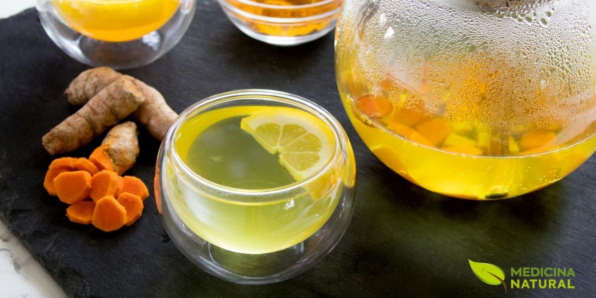 Xícara de chá de cúrcuma tradicional em tom amarelo dourado intenso sobre superfície clara. Esta infusão simples e poderosa é preparada com raiz de cúrcuma fresca ou em pó, água quente, pimenta-do-reino e uma fonte de gordura saudável para maximizar a absorção da curcumina. Perfeito para consumo diário como anti-inflamatório natural.