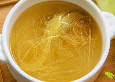Uma xícara de chá de cabelo de milho pronto para consumo. A infusão libera os compostos solúveis em água, resultando em uma bebida com sabor suave e levemente adocicado, que carrega todos os benefícios para a saúde renal, controle de inchaço e regulação da pressão arterial.