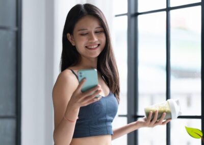 A combinação de chá verde com exercícios físicos potencializa significativamente os resultados na queima de gordura e melhora do condicionamento físico. As catequinas do chá verde, especialmente a EGCG, aumentam a oxidação de gordura durante o exercício em até 17%, segundo estudos científicos. Além disso, a cafeína presente no chá verde melhora o desempenho atlético ao aumentar a mobilização de ácidos graxos e reduzir a percepção de esforço. Consumir chá verde 30-60 minutos antes do treino é uma estratégia eficaz. O chá-verde é um termogênico natural altamente eficaz e recomendado para uso diário para atletas e praticantes de atividades físicas.