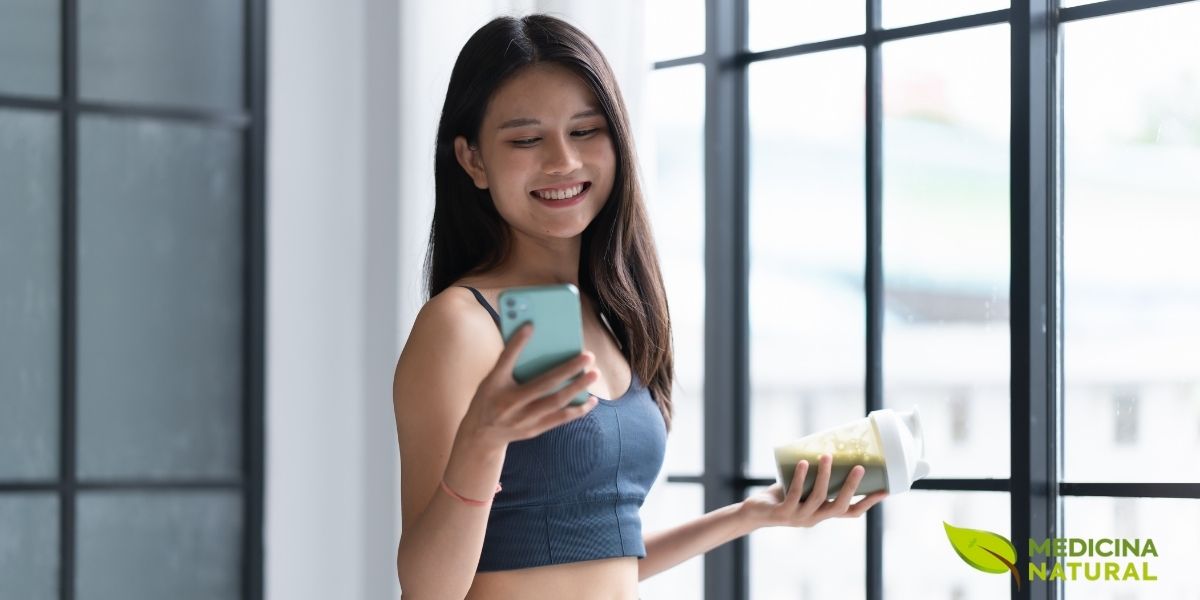 A combinação de chá verde com exercícios físicos potencializa significativamente os resultados na queima de gordura e melhora do condicionamento físico. As catequinas do chá verde, especialmente a EGCG, aumentam a oxidação de gordura durante o exercício em até 17%, segundo estudos científicos. Além disso, a cafeína presente no chá verde melhora o desempenho atlético ao aumentar a mobilização de ácidos graxos e reduzir a percepção de esforço. Consumir chá verde 30-60 minutos antes do treino é uma estratégia eficaz. O chá-verde é um termogênico natural altamente eficaz e recomendado para uso diário para atletas e praticantes de atividades físicas. A combinação de chá verde com exercícios físicos potencializa significativamente os resultados na queima de gordura e melhora do condicionamento físico. As catequinas do chá verde, especialmente a EGCG, aumentam a oxidação de gordura durante o exercício em até 17%, segundo estudos científicos. Além disso, a cafeína presente no chá verde melhora o desempenho atlético ao aumentar a mobilização de ácidos graxos e reduzir a percepção de esforço. Consumir chá verde 30-60 minutos antes do treino é uma estratégia eficaz. O chá-verde é um termogênico natural altamente eficaz e recomendado para uso diário para atletas e praticantes de atividades físicas.