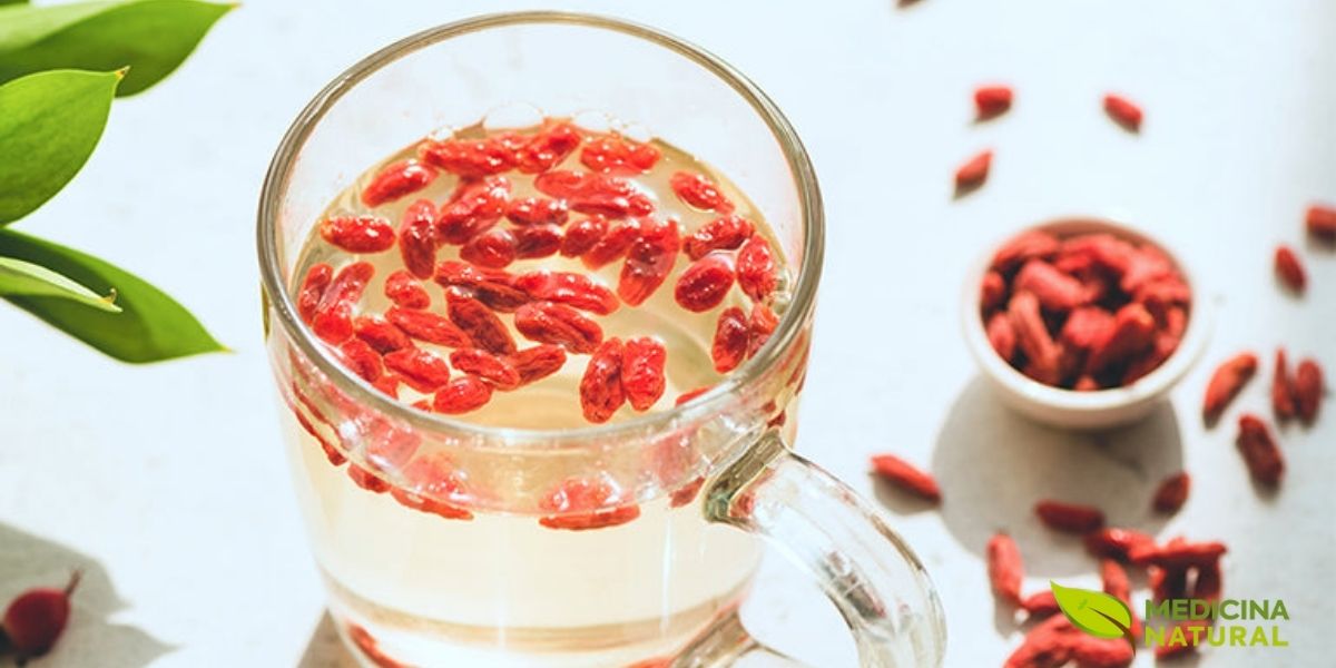 O chá de Goji Berry é uma bebida reconfortante e cheia de benefícios. Além de aquecer, ajuda a desintoxicar o corpo e a melhorar a visão. A infusão libera os compostos bioativos da fruta, tornando-se uma forma deliciosa e eficaz de aproveitar suas propriedades terapêuticas no dia a dia.