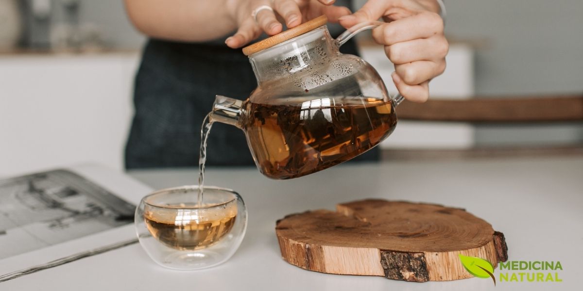 A infusão é o método mais clássico e delicado de preparar um chá, ideal para extrair os compostos bioativos de partes mais sensíveis das plantas, como flores, folhas e brotos. A técnica consiste em despejar água quente (logo após a fervura, entre 90-95°C) sobre a erva seca e abafar por um período determinado, geralmente de 5 a 15 minutos. Este processo suave evita a degradação de óleos essenciais e flavonoides voláteis, que seriam perdidos em uma fervura prolongada.