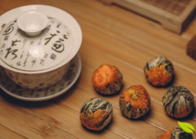 As folhas de Tie Guan Yin são tradicionalmente enroladas em pequenas esferas verde-jade que se desdobram lindamente durante a infusão. Este oolong levemente oxidado é famoso por seu aroma floral intenso que remete a orquídeas e seu sabor amanteigado e cremoso com um final doce duradouro.