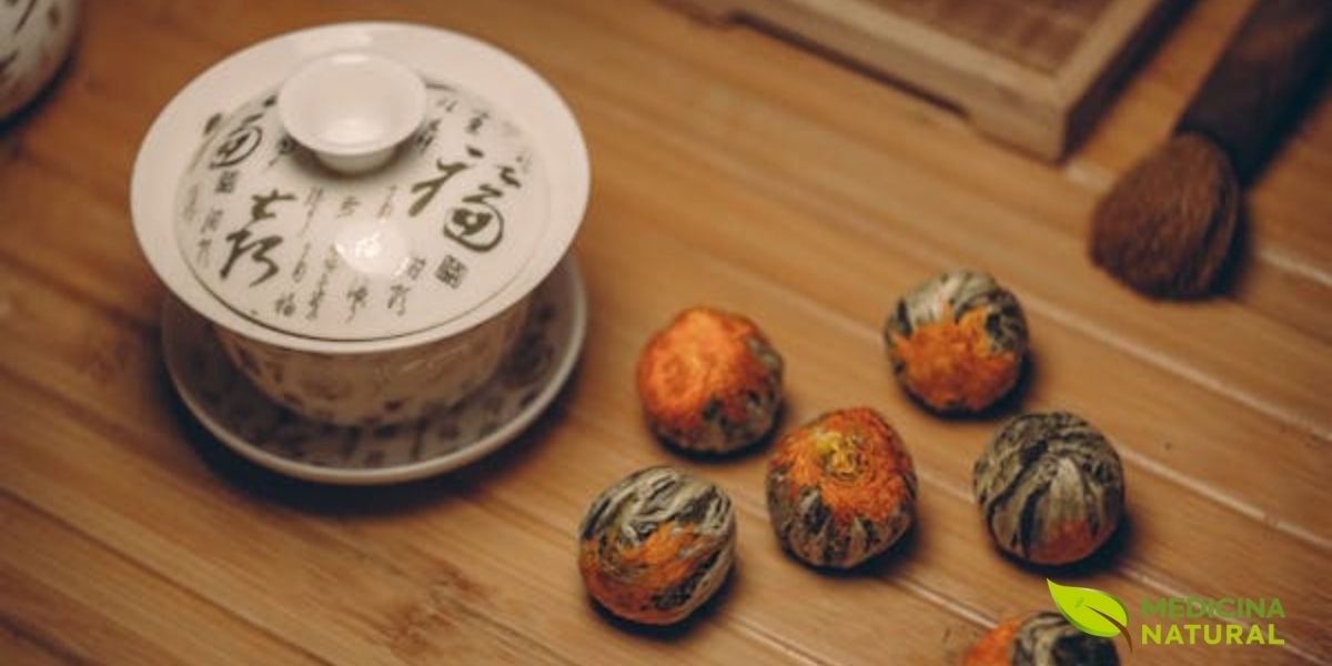 As folhas de Tie Guan Yin são tradicionalmente enroladas em pequenas esferas verde-jade que se desdobram lindamente durante a infusão. Este oolong levemente oxidado é famoso por seu aroma floral intenso que remete a orquídeas e seu sabor amanteigado e cremoso com um final doce duradouro. As folhas de Tie Guan Yin são tradicionalmente enroladas em pequenas esferas verde-jade que se desdobram lindamente durante a infusão. Este oolong levemente oxidado é famoso por seu aroma floral intenso que remete a orquídeas e seu sabor amanteigado e cremoso com um final doce duradouro.