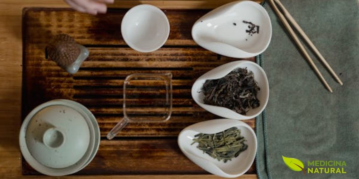O chá oolong apresenta uma diversidade impressionante de folhas, desde as verdes e enroladas (oxidação 10-30%) até as escuras e torcidas (oxidação 60-80%). Esta imagem mostra a variedade de formas e cores que resultam do processo artesanal de oxidação parcial, cada uma oferecendo um perfil de sabor único.