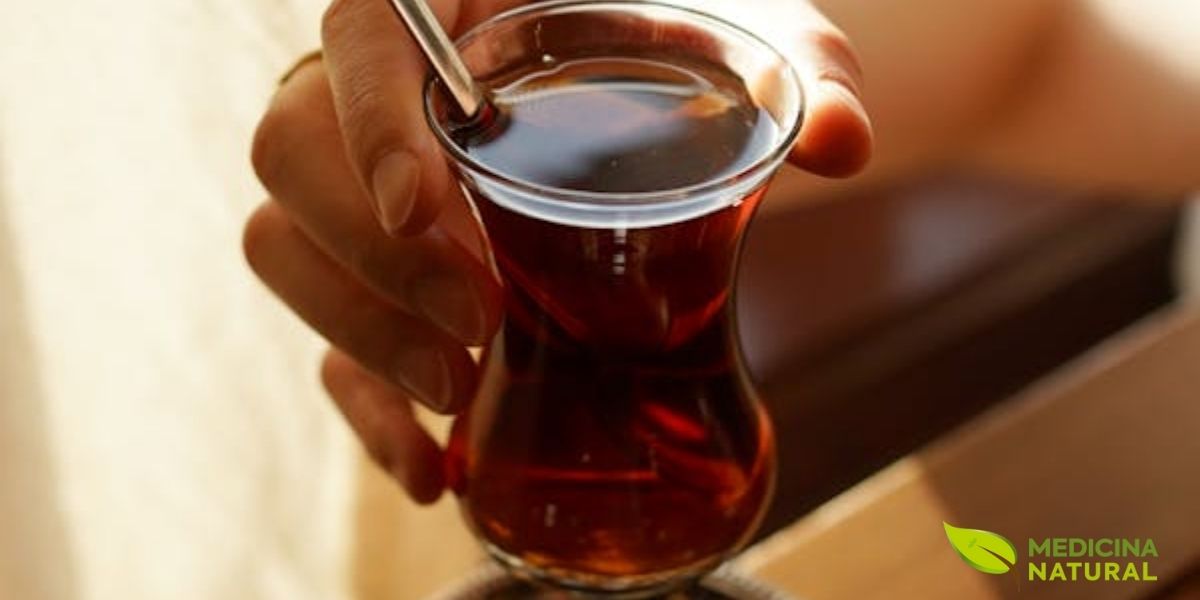 O chá preto servido em copo de vidro turco tradicional representa uma das formas mais clássicas de consumo desta bebida milenar. A oxidação completa das folhas de Camellia sinensis cria teaflavinas e tearubiginas, compostos responsáveis pela cor âmbar profunda e sabor robusto característico do chá preto. O ritual de consumir chá preto oferece um momento de pausa e atenção plena no dia agitado. Com 40-70 mg de cafeína por xícara combinada com L-teanina, o chá preto proporciona um estado de alerta relaxado, melhorando o foco sem a ansiedade associada ao café.