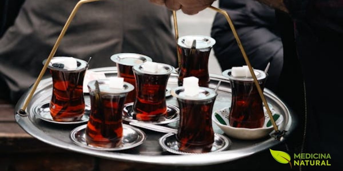 A apresentação do chá preto em copos turcos sobre bandeja reflete a rica tradição de hospitalidade das culturas do Oriente Médio e Ásia Central. Esta forma de servir preserva a temperatura ideal e permite apreciar a cor característica do chá, indicando sua qualidade e grau de oxidação.