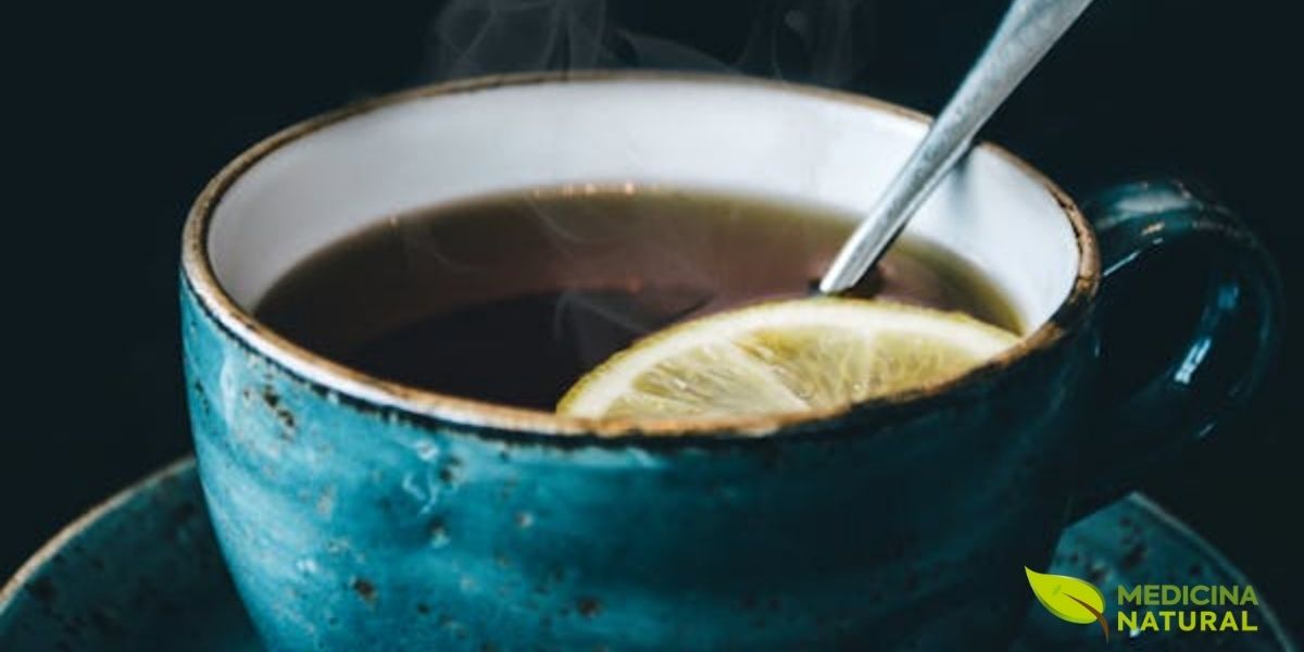 A adição de limão ao chá preto não apenas realça o sabor, mas também aumenta a absorção dos antioxidantes. A vitamina C do limão ajuda a estabilizar as teaflavinas e melhora a biodisponibilidade dos polifenóis, potencializando os benefícios cardiovasculares desta bebida tradicional.