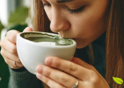 O chá verde é um aliado poderoso para quem busca manter um estilo de vida saudável e ativo. Seus compostos bioativos não apenas auxiliam na queima de gordura e aceleração do metabolismo, mas também combatem a inflamação crônica, um fator subjacente em muitas condições que dificultam a perda de peso e o ganho de massa muscular. A L-teanina presente no chá verde também ajuda a reduzir o cortisol, hormônio do estresse que, quando elevado cronicamente, promove acúmulo de gordura abdominal.